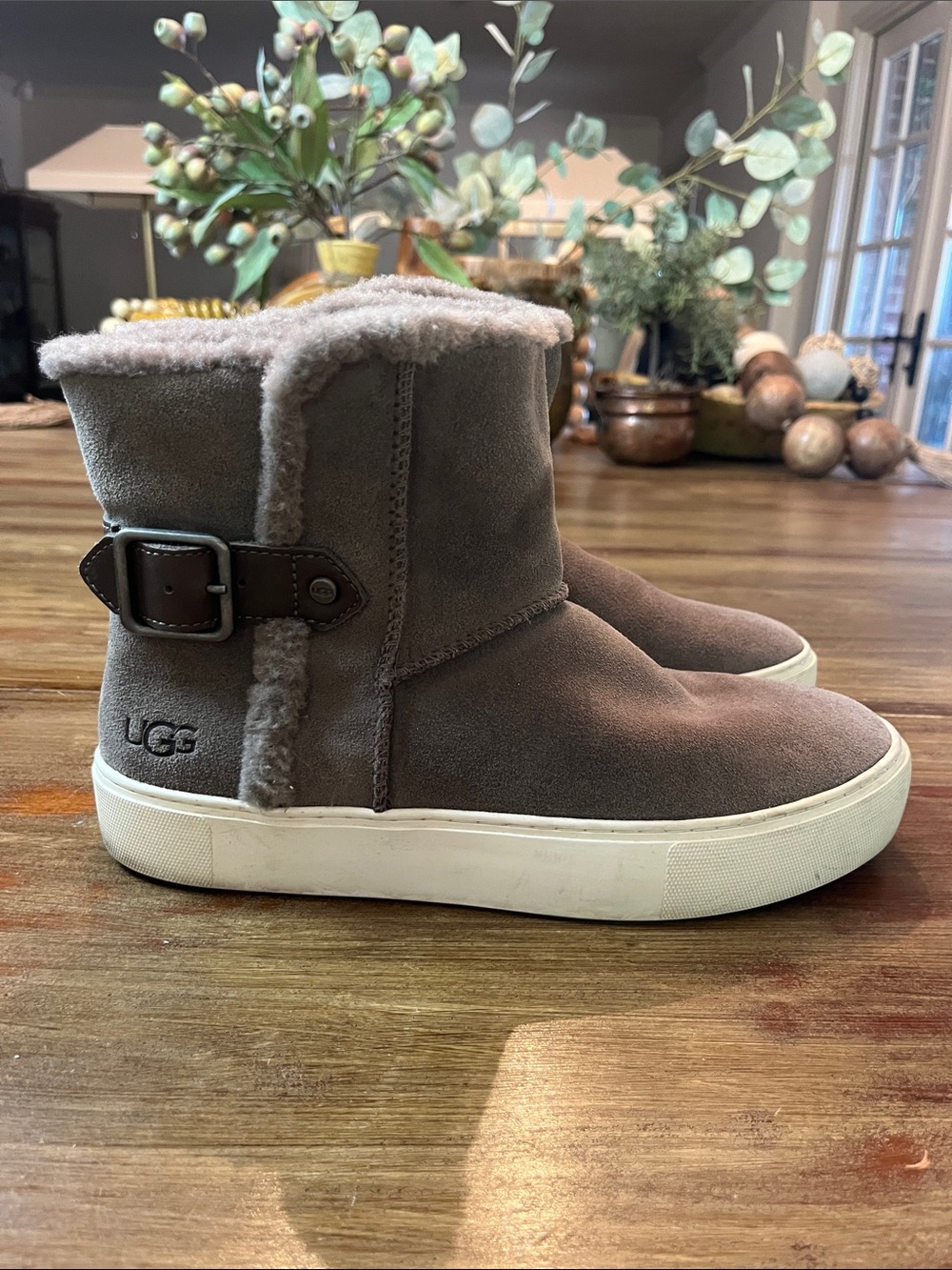 UGG Aika Suede Sneaker Boots Shoes Sz 9